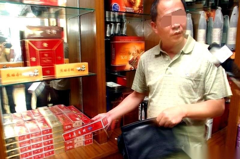 真给我看傻了。为了八条假的中华烟，直接掏出辣椒水对着老板的脸就是一顿猛喷。哥