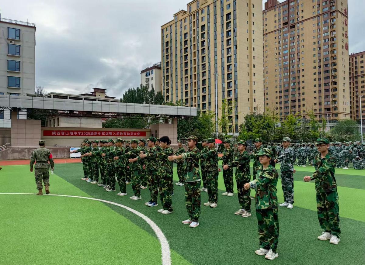 30天军训拉满！新生直接“入伍”？操场秒变新兵连，太阳底下站军姿，汗珠顺