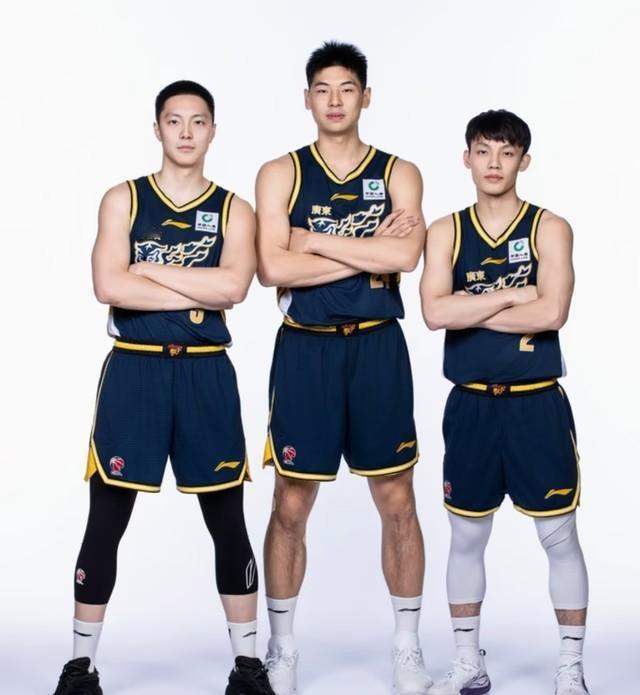 徐杰、崔永熙、胡明轩同框！广东男篮新赛季定妆照，个个精神抖擞，气度不凡。