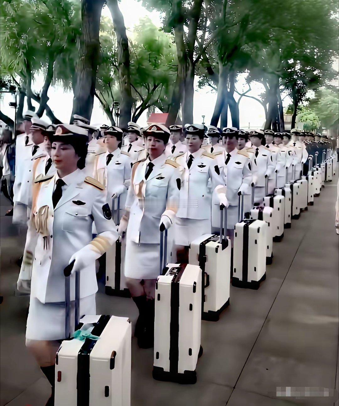 远看是“军团”，近看是暴走团仔细一品，嚯，好家伙，原来是个“马戏团”呀！