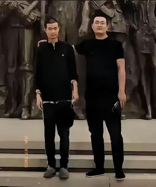 和韦东奕合影的就是他的堂哥，相比于高智商低情商的韦东奕，堂哥在处事能力方面更强，