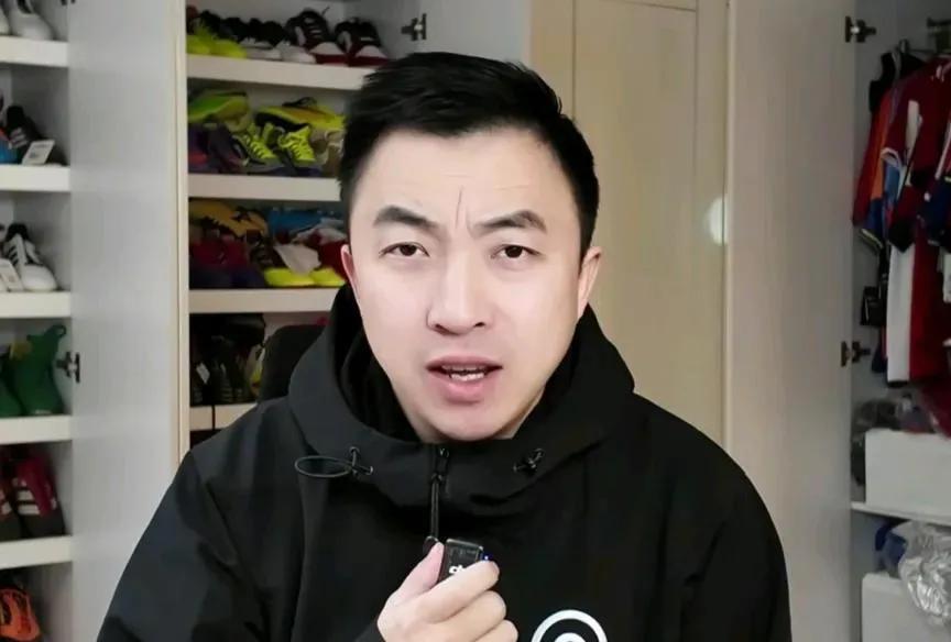 泰山教练组内讧曝光！外教摔水瓶拒交流，惨败后全队不会踢球了教练席上的争吵声，