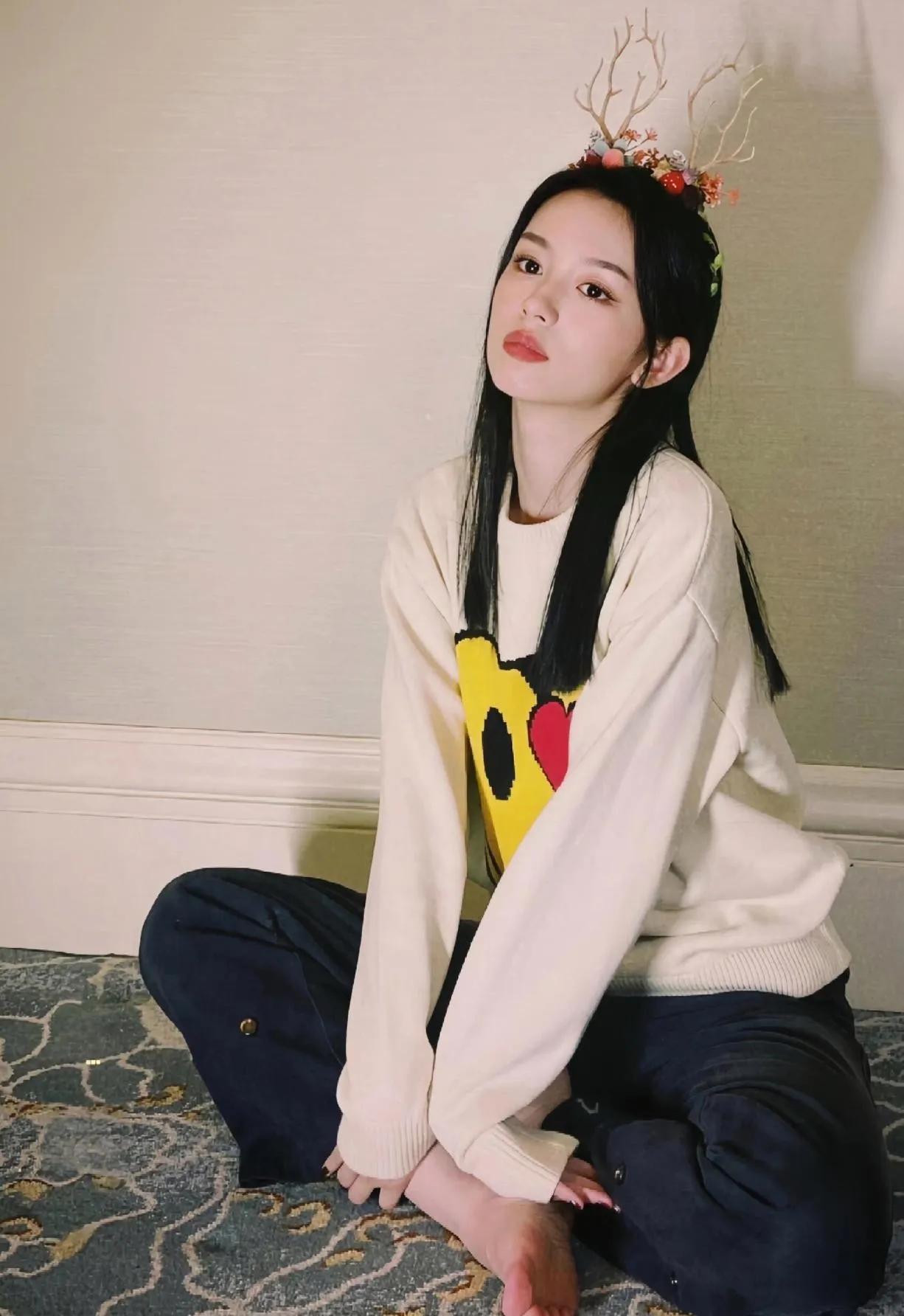 周也的脚也太好看了吧！穿得休闲还戴了小鹿角，光着脚特别随性可爱～这脚的线