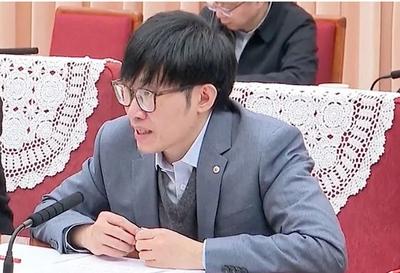 梁文峰堪称商业传奇人物！他曾是高考状元，17岁便摘得当地状元桂冠，考入浙江大学。