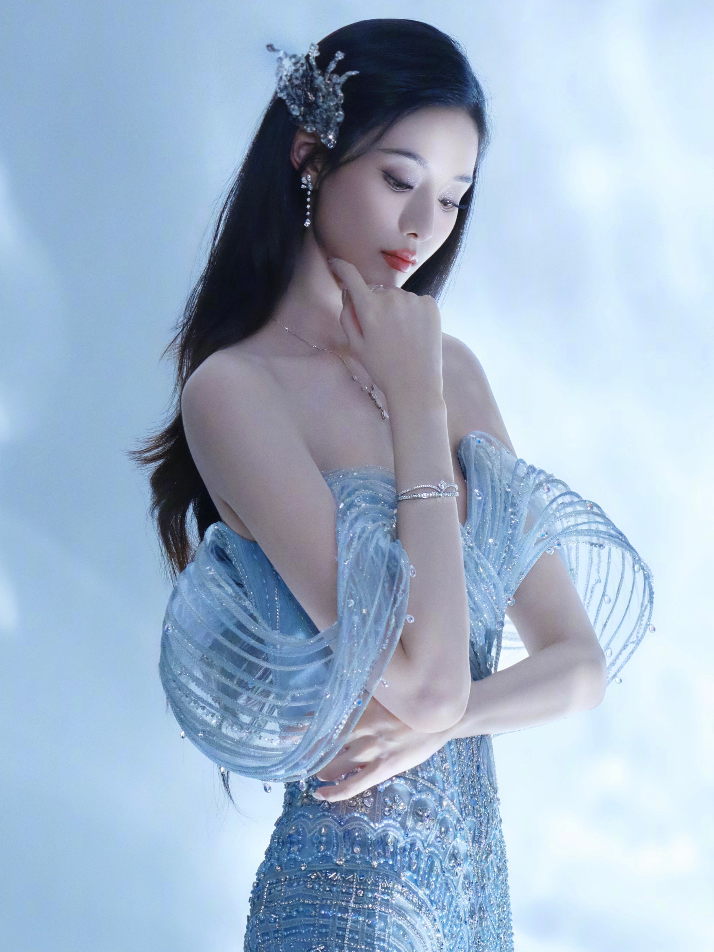 🤵黄子韬&徐艺洋👰为爱加冕，定格浪漫婚纱照，以CHAUMET珠宝见证。黄