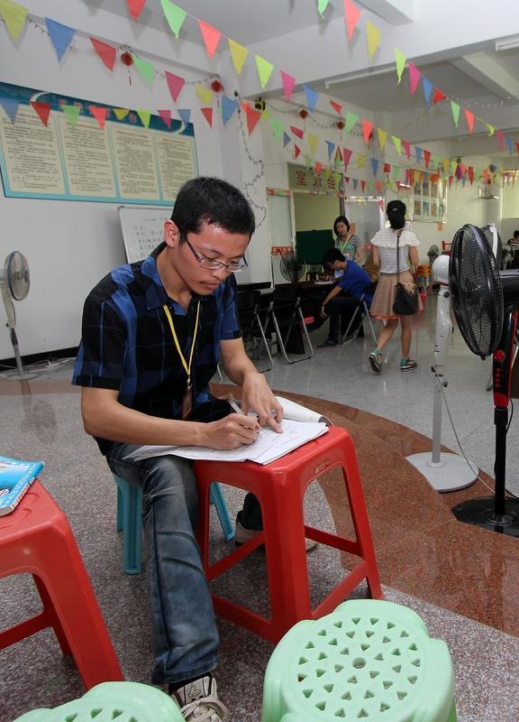 同事李老师竟然因为偷偷办补习班被教育局查了，对于他办补习班的事，我们竟然也是第一