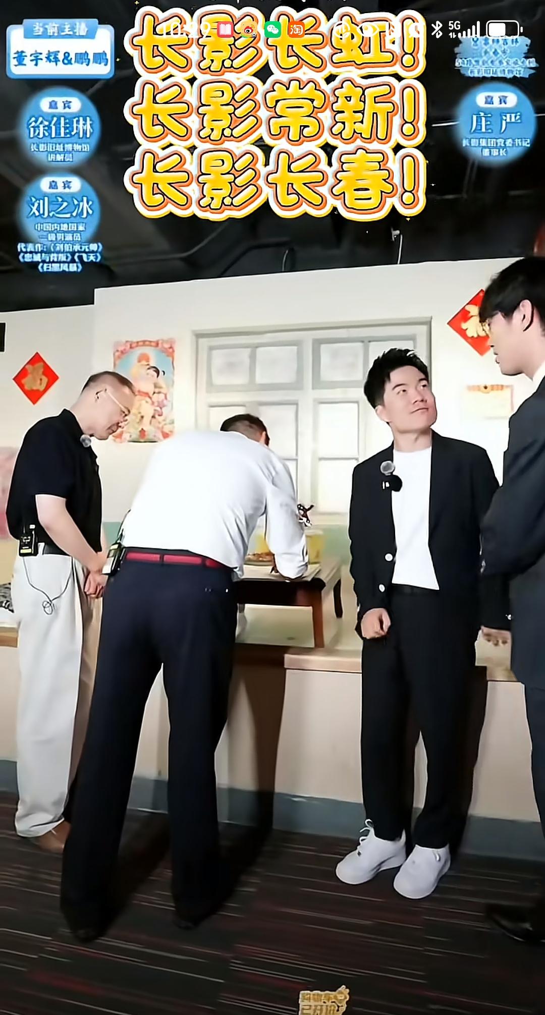 笑富了！宇辉：“鹏，你要不要写一个？”[呲牙笑]鹏鹏：“我这，我这不太行，