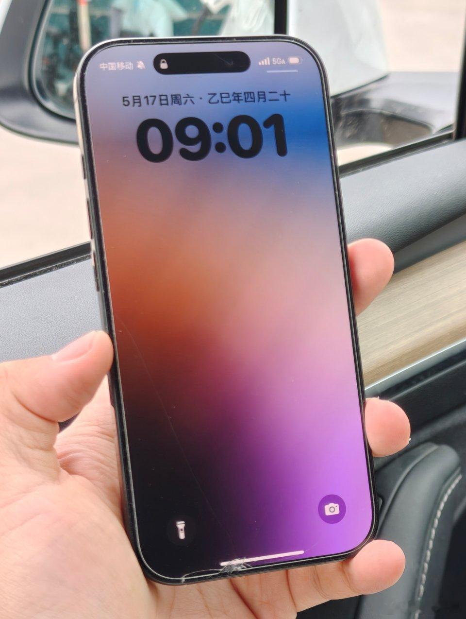 就在刚刚，我的iPhone16Pro挣脱了我的手，掉在了地上[无奈摊手]​​​