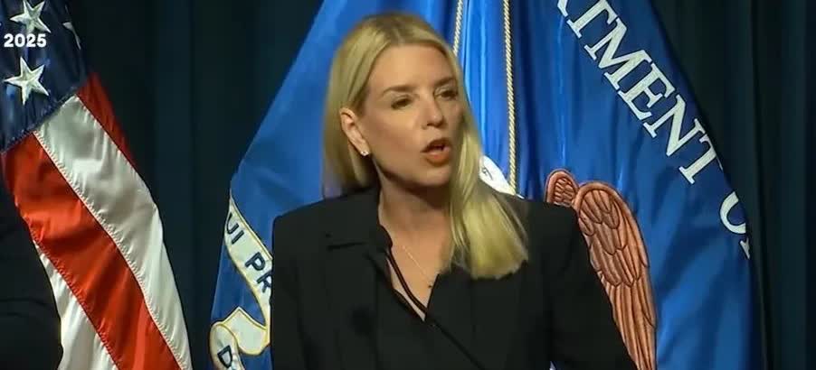 美司法部长回击记者，今天不聊爱泼斯坦，我也不会辞职。现在美国民主自由的代表人物一