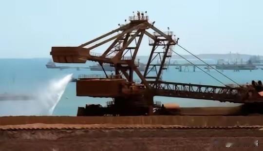 中国买矿石坚持用人民币，不玩美元那一套了。这不是随便说说，是咱们真有底气。