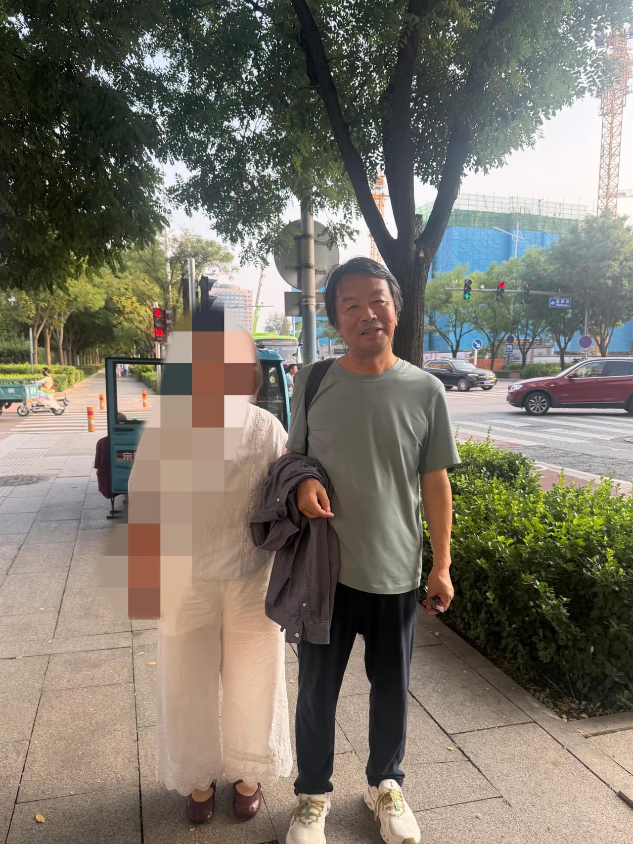 居然在顺义偶遇了喜欢的作家刘震云老师之前就有人在博联丁字路口碰到他等红绿灯，