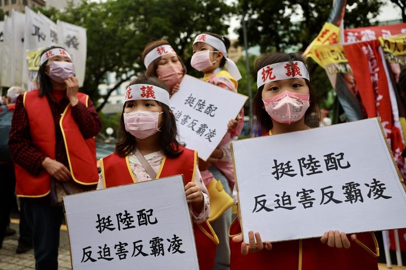 陆配上街游行诉求放宽具结限制让老弱不必奔波两岸只为拿一纸除籍证明梅花新闻网
