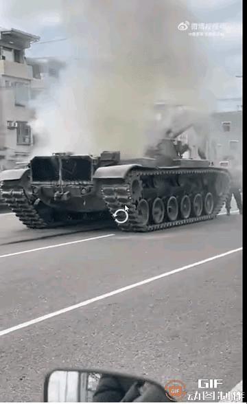 很多网络上的笑话在此刻已经具象化了。弯弯的这些青蛙兵们好像根本就没有一丁点危机