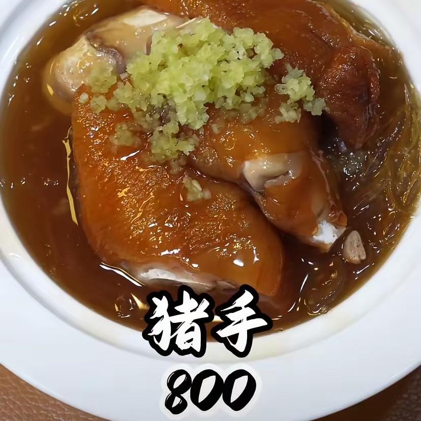 美食达人刘雨鑫走进香港这家富豪饭堂，首先就问服务员：听说很多大佬都来这里吃饭？