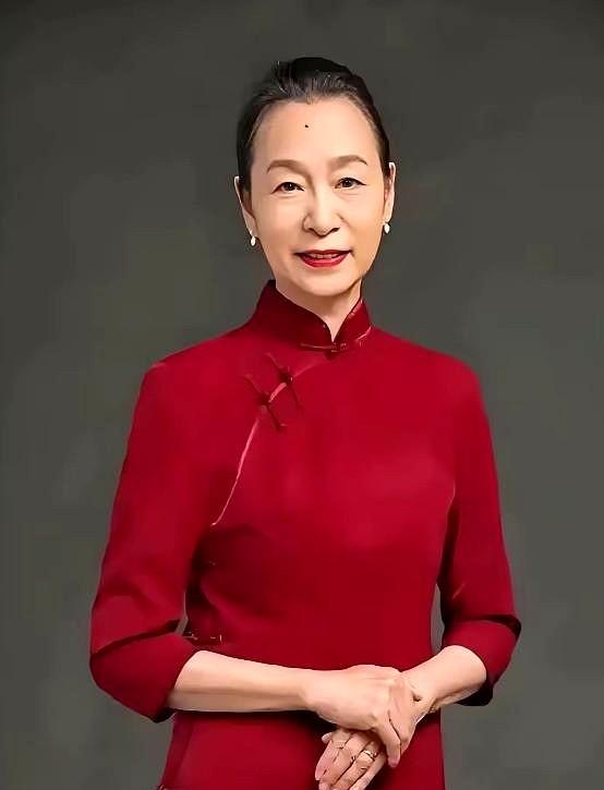 他去美国进修，整整两年没见老婆。等他回国，看到老婆正在坐月子，他没有发火，没有