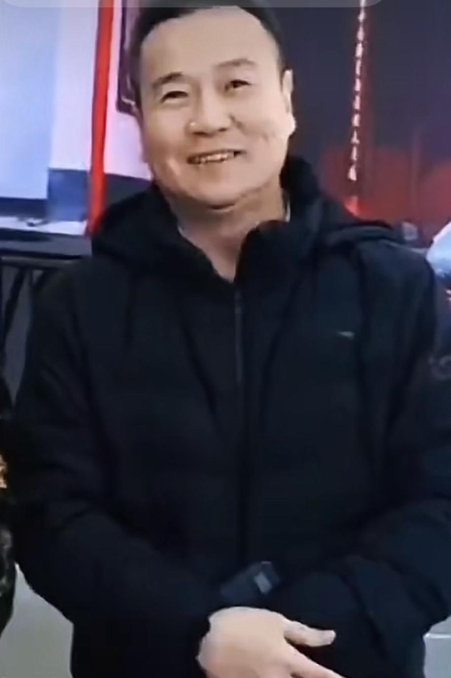 都说儿行千里母担忧，但是，可别忘了，女儿在外爹也愁啊！年仅五十多岁的莎莎爸爸