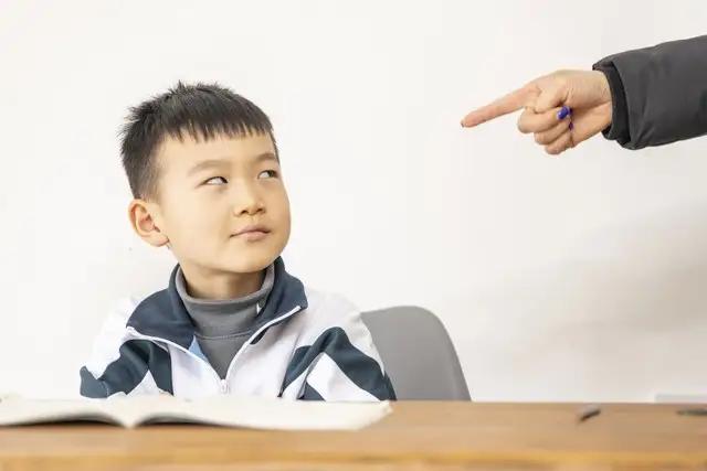 刚在群里看到某学校一位年轻女领导把一位女教师迟到的图片发在工作群里，后来这位女教