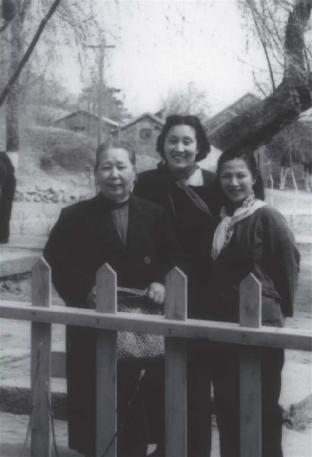 1924年，老师在课堂上打了8岁的张学思十手板，张学思哇哇大哭:“我爸是张作霖！