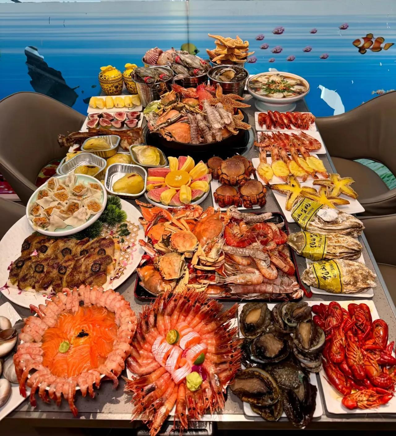 这场景想到就想笑[笑着哭]近日，一男子和一女子第一次相亲就去了海鲜大酒楼，女子丝