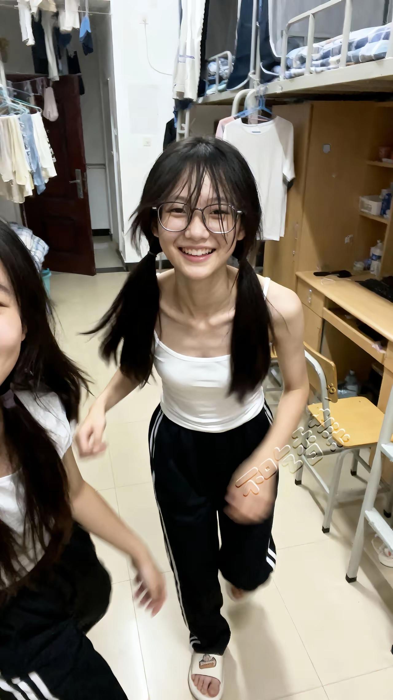 这么爱笑的女孩有人喜欢吗？