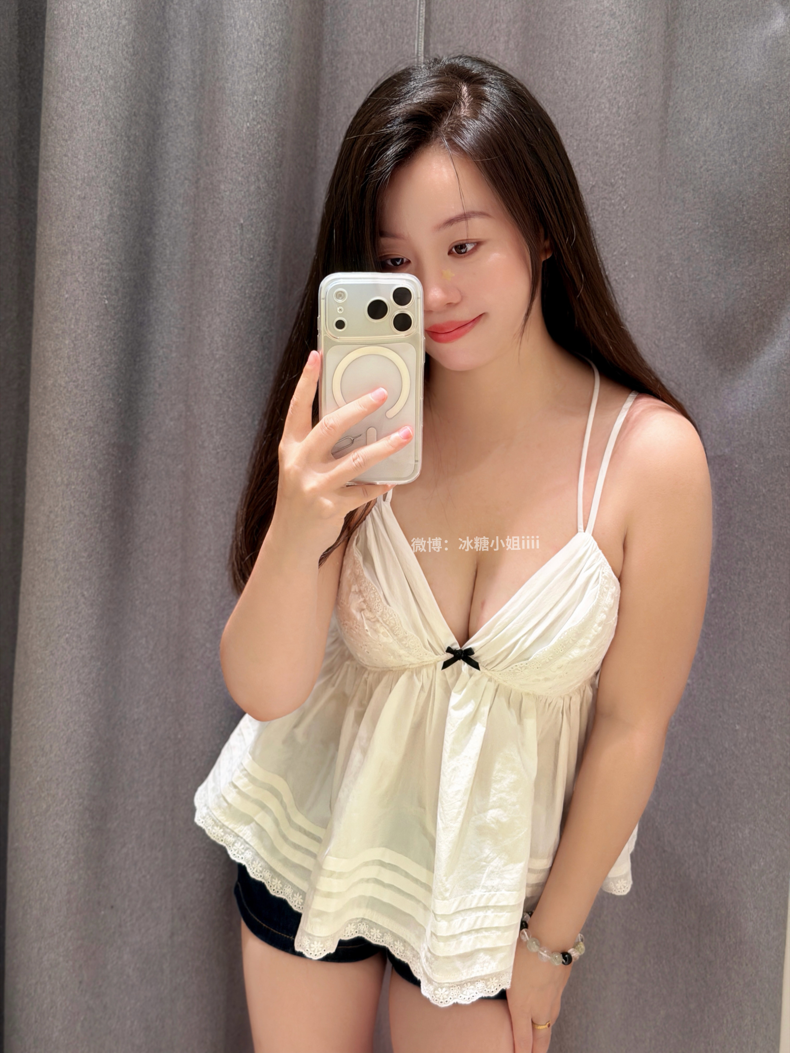 经验分享：想要看起来丰满一定要穿小一码或者几码衣服这样勒着就丰满了[捂脸哭][允
