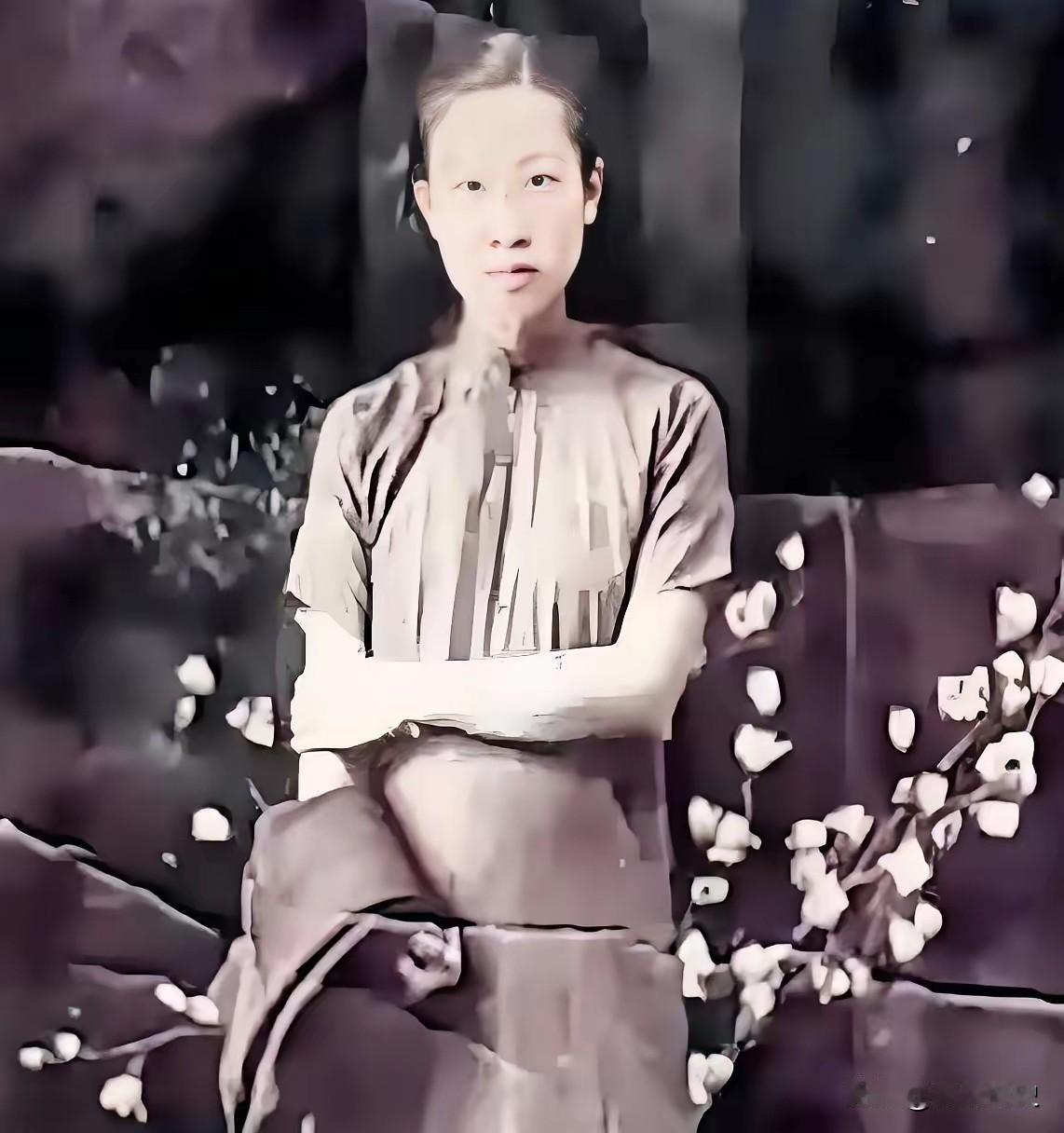 七个鬼子，把她围在河边。枪都扔了，开始解裤腰带。他们以为，这下稳了，一个女人而已