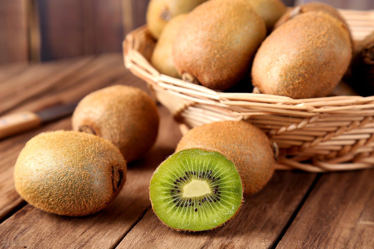 猕猴桃是尿酸“克星”？医生建议：尿酸高，这4种果子可以多尝尝不少人一查出尿酸