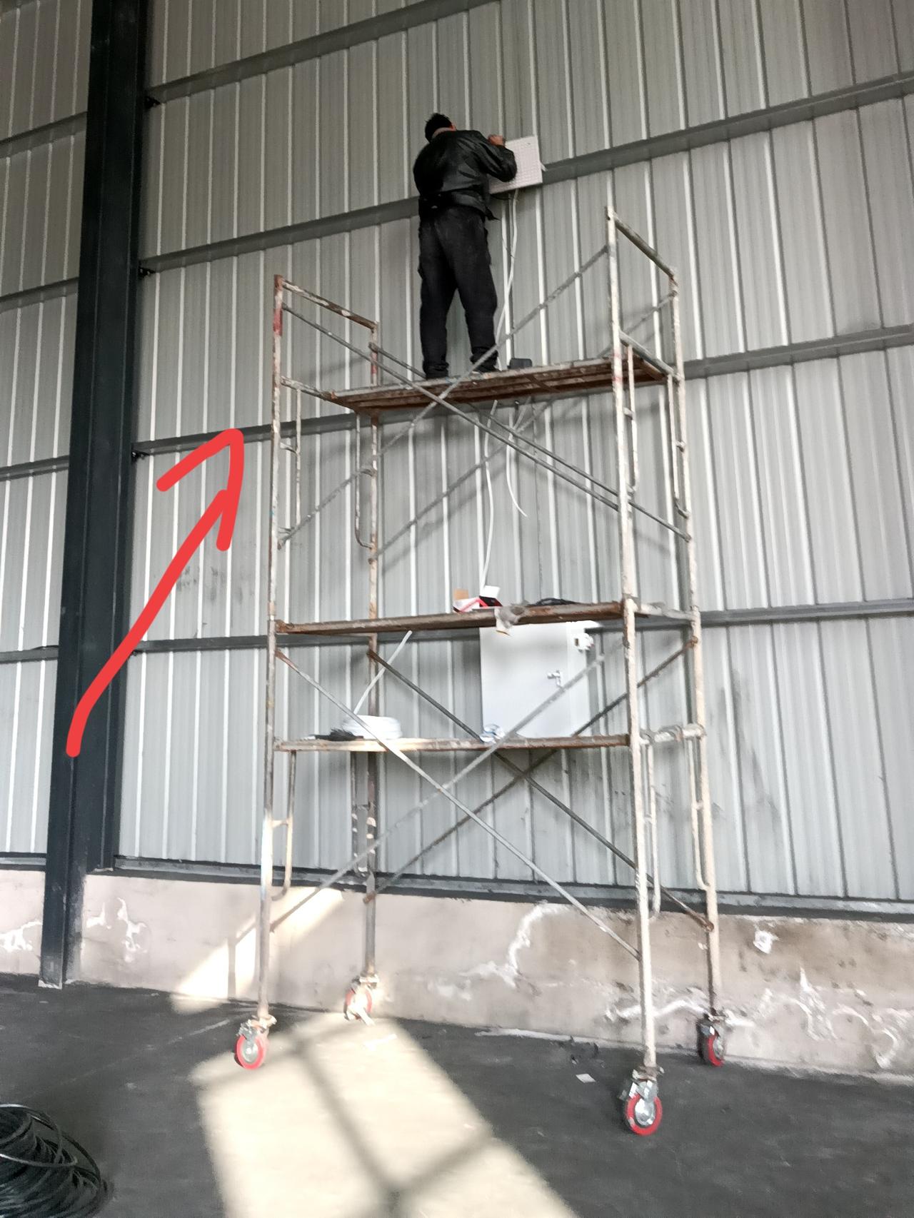 这脚手架搭得，是“艺高人胆大”还是拿命赌？刚在工地瞅见这一幕，后背直接冒