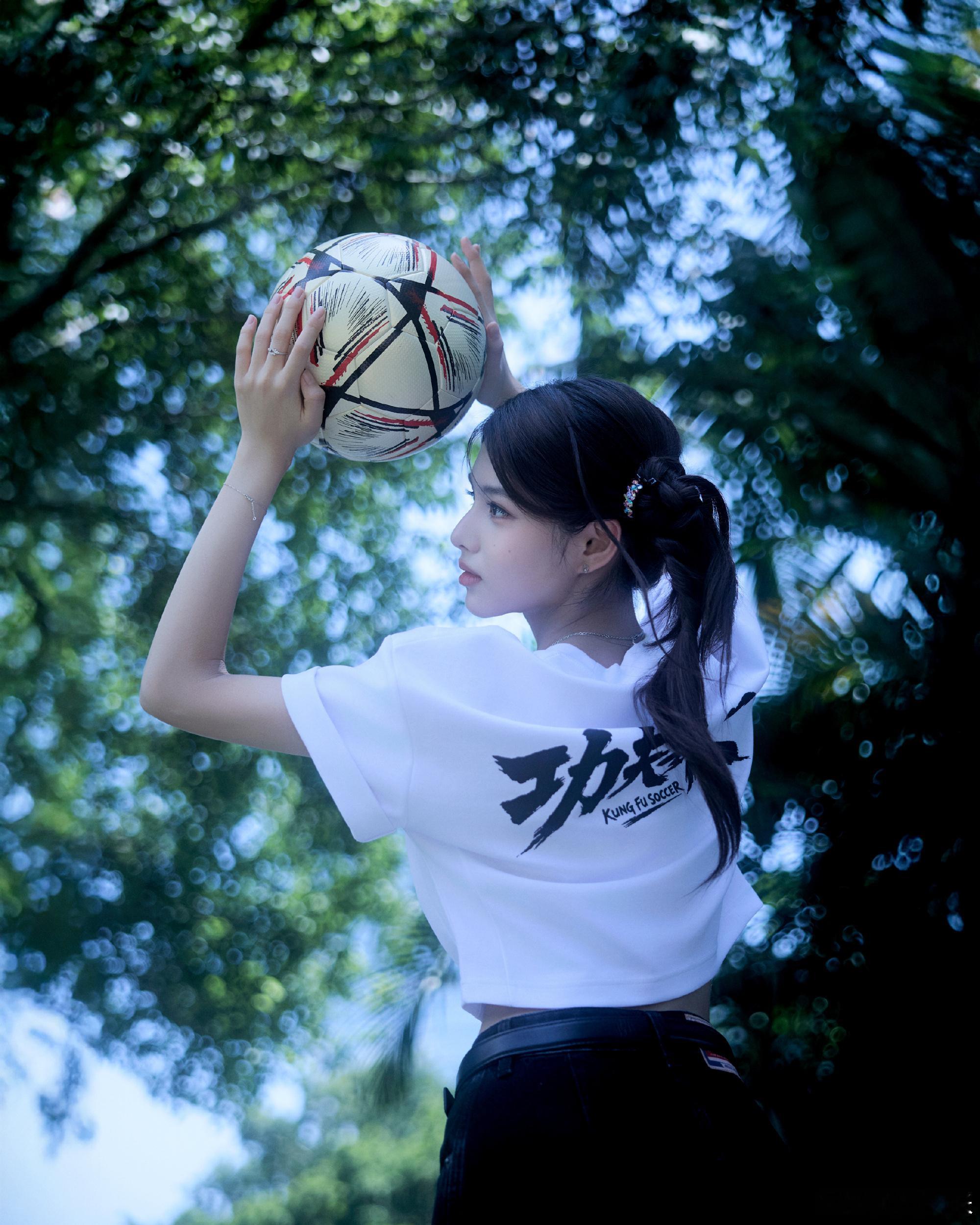 踢足球嘛？和艾米一起哦。你们踢，我在旁边看着那种。