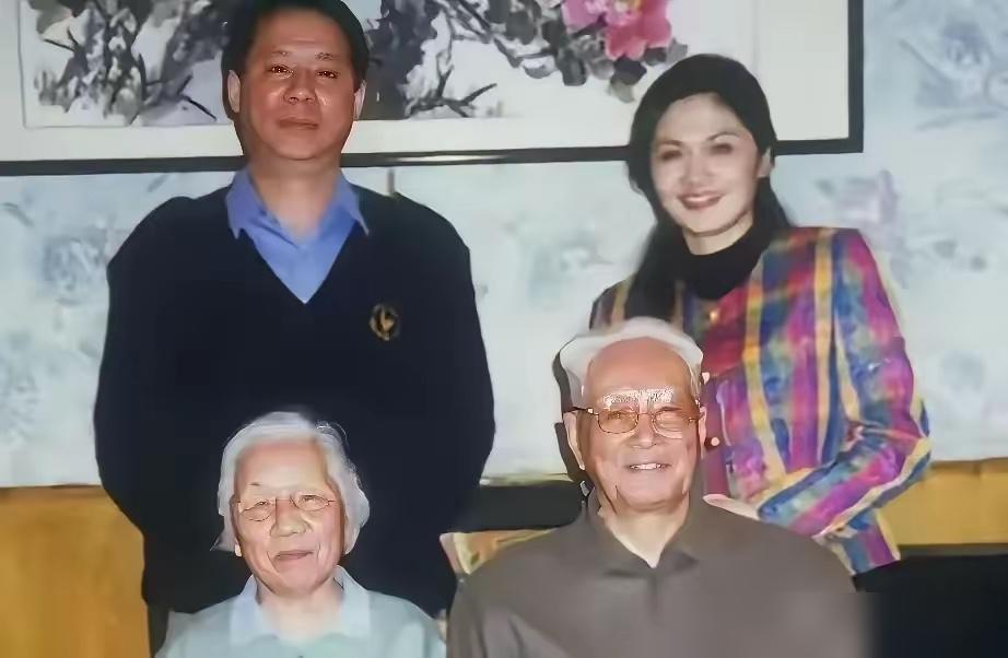 韩月乔这人生，够飒的。军人家庭出身，早年是央视主持，还演过不少80年代的热门