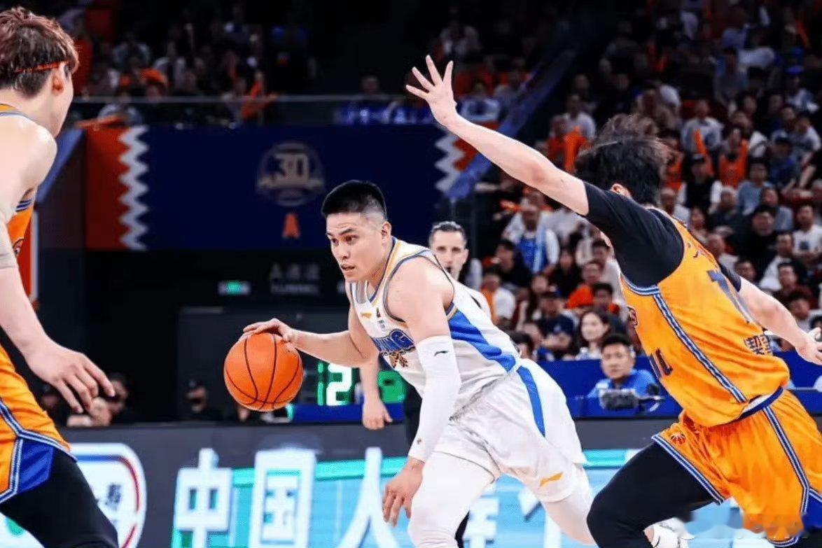 上海男篮vs北京男篮CBA季后赛半决赛首回合，上海主场迎战北京男篮。上海开局牢牢