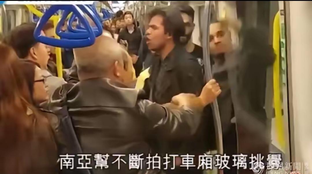 香港地铁车厢里，三名醉醺醺的印度青年强行围堵调戏一名19岁中国女孩，就在这千钧一