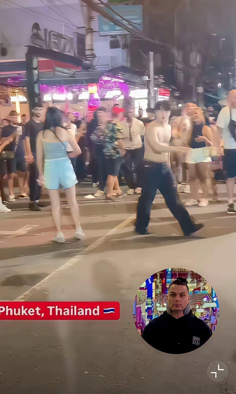 一个喝了酒的韩国人在泰国普吉岛夜市撒酒疯，用英语大喊我是中国人…我真求求你了小棒