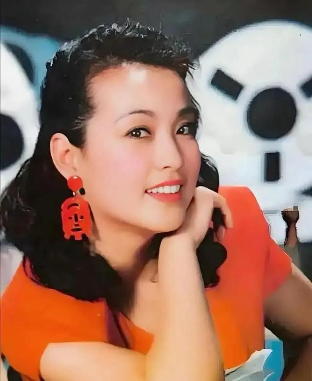 80年代两大女神，一个鲜活大气，一个温婉古典。刘晓庆、何晴，刻在几代人记忆