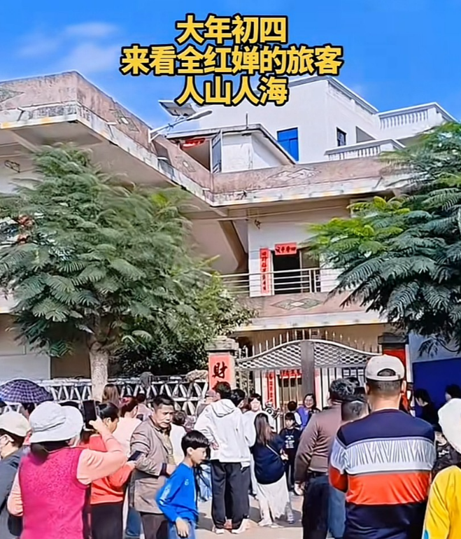 新疆的朋友太搞笑了，一家人到全红婵老家旅游，顺便去人家门口打个卡。大年初四阳