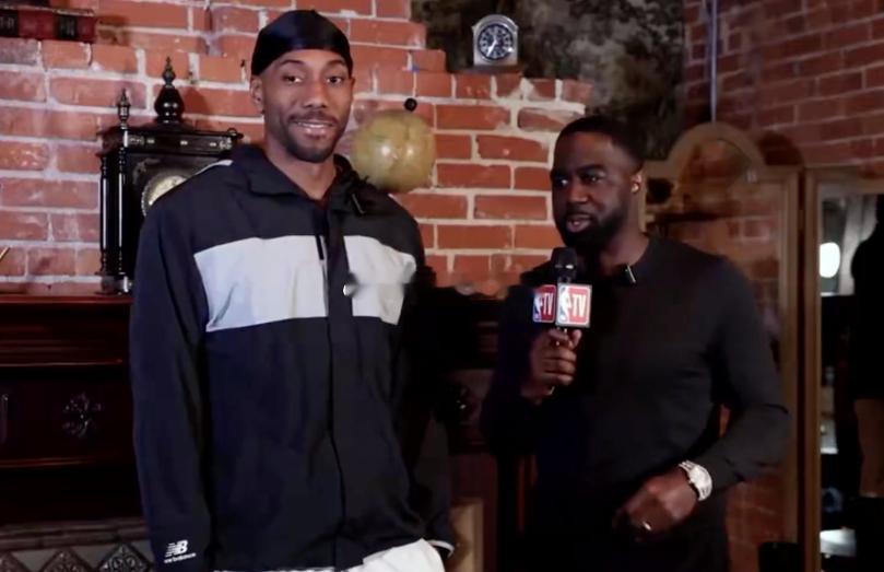 快船球星伦纳德今日接受名记ChrisHaynes专访时，谈到了恩师波波维奇。Ch