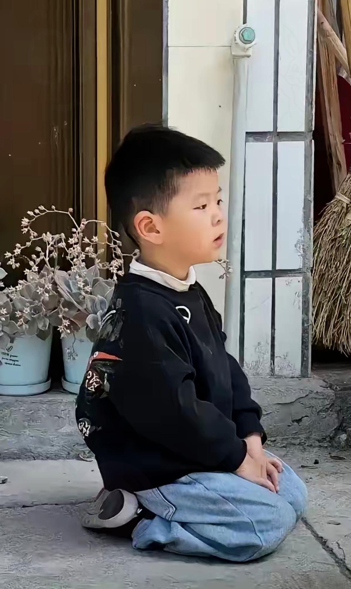 150多万砸在非亲生孩子身上，广州这对夫妻的选择，戳中了多少人对“亲情”的刻板认