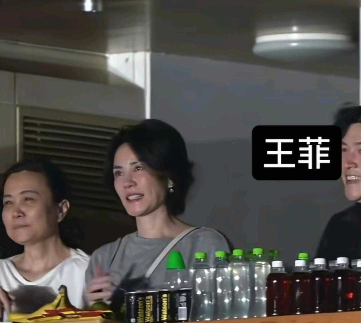 2026年8月22日那英北京演唱会，王菲来到包厢到场支持。灰T恤搭配眼镜，打