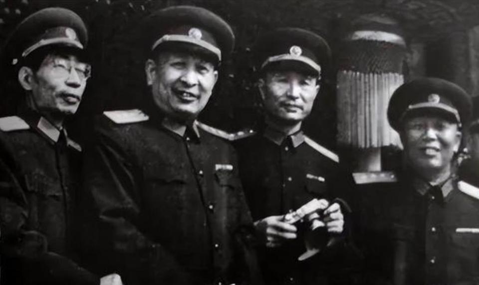 1964年夏，军事科学院副政委钟期光上将翘首以盼，等待1位首长夫妇前来视察。一会