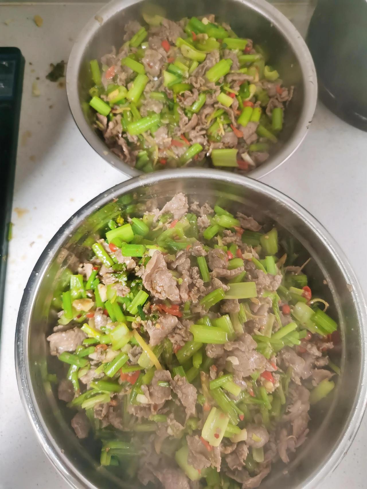 今日公司食堂家常菜菜谱：芹菜炒牛肉素炒有机花菜冬瓜骨头汤。人生看似简单