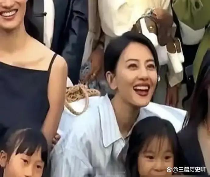 高圆圆女儿一出镜，全网笑成小号赵又廷，门禁都认不出来