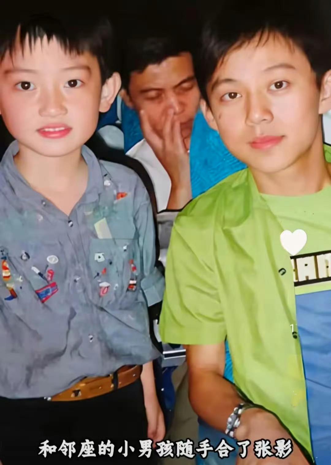 1997年，何炅在飞机上与邻座小男孩的随手合影，堪称娱乐圈“最意外预言”。谁