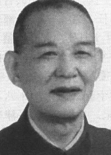 1941年，保卫部长钱益民让警卫员下河洗澡，警卫员下河后，钱益民却拿走了他们的腰