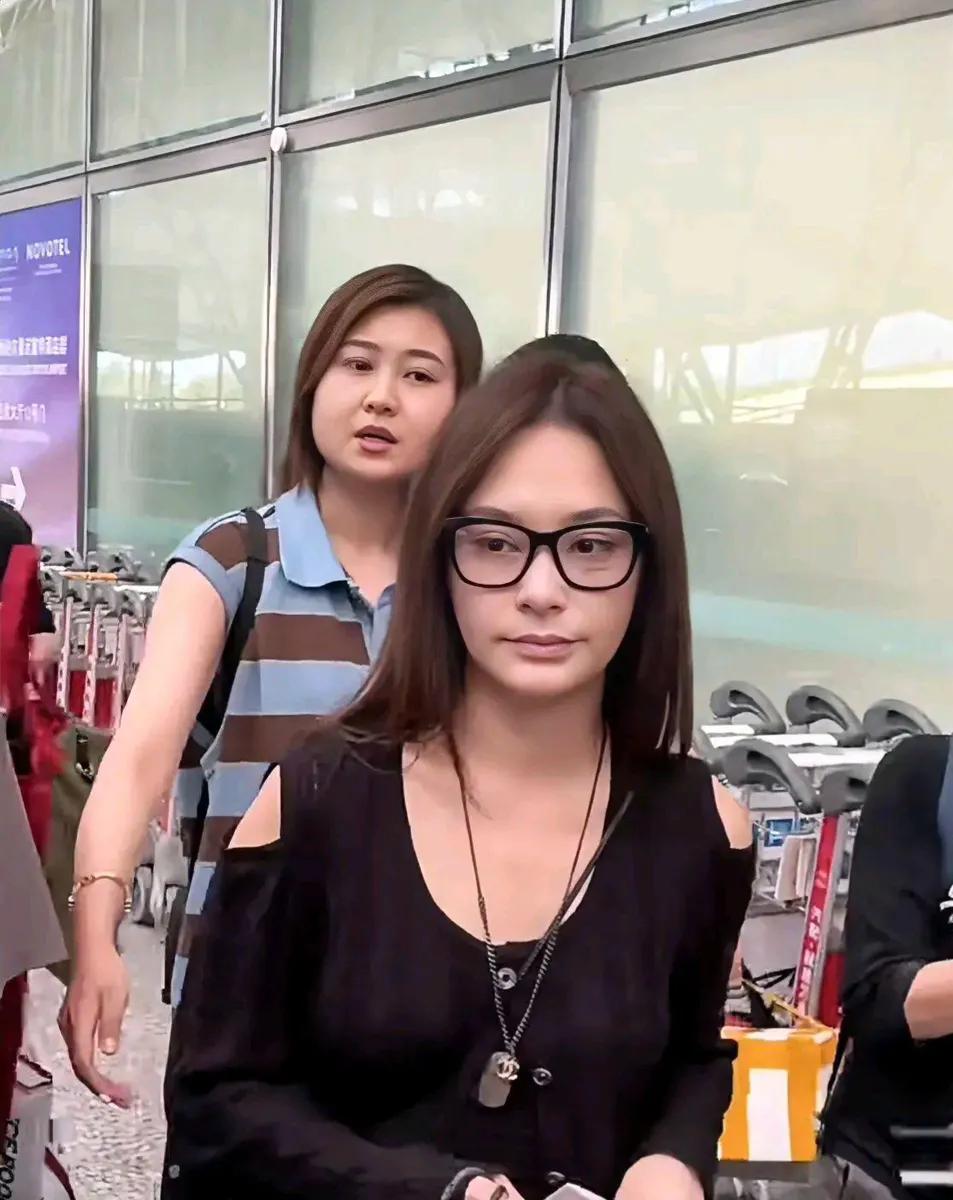 香港偶遇了阿娇钟欣桐。她真的很漂亮，而且很年轻，只是个子有点矮。她的身材比例非常