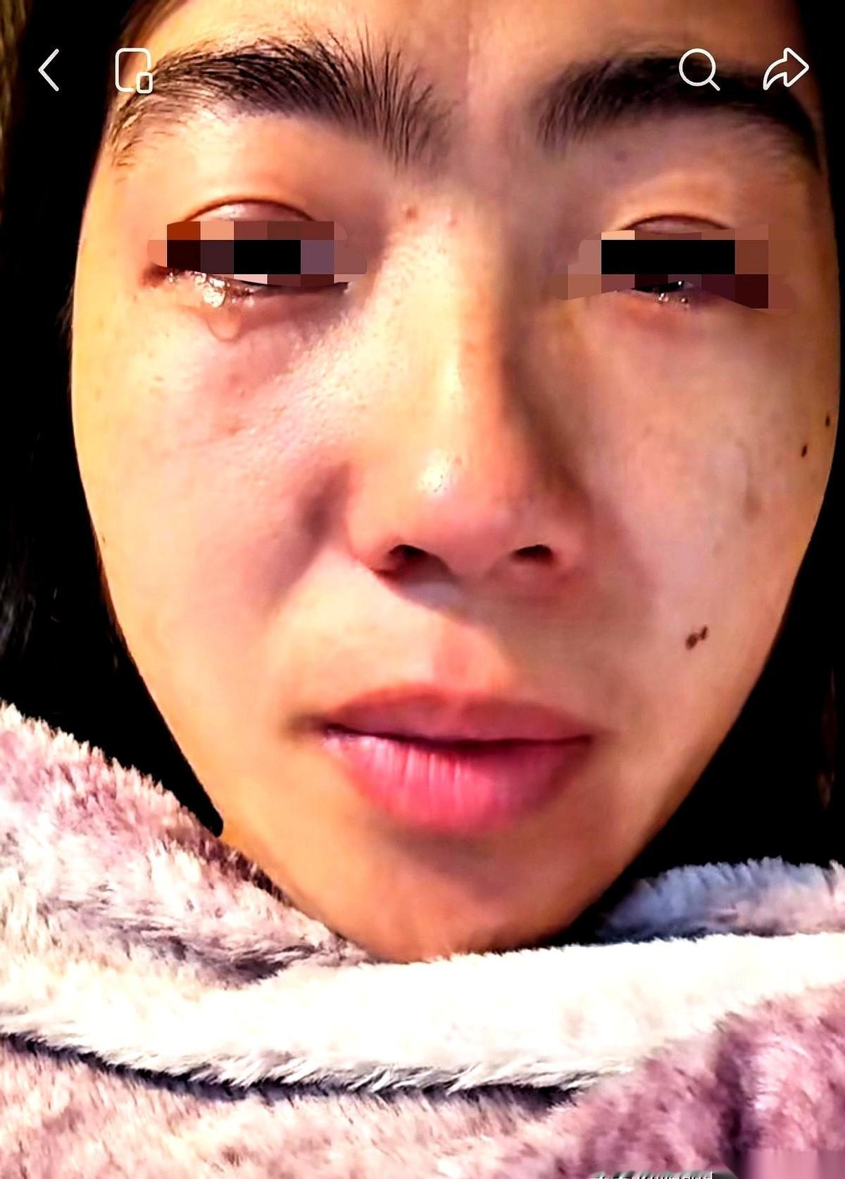 邻居一巴掌扇在我妈脸上，火辣辣的。我爸看着，一句话没说，转身就回了屋。门“砰”