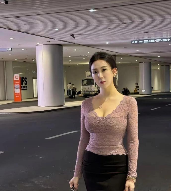 韩国贵妇，50岁这状态太绝了，身材甚好，只能说外国的医疗是真发达啊！贵妇级美女