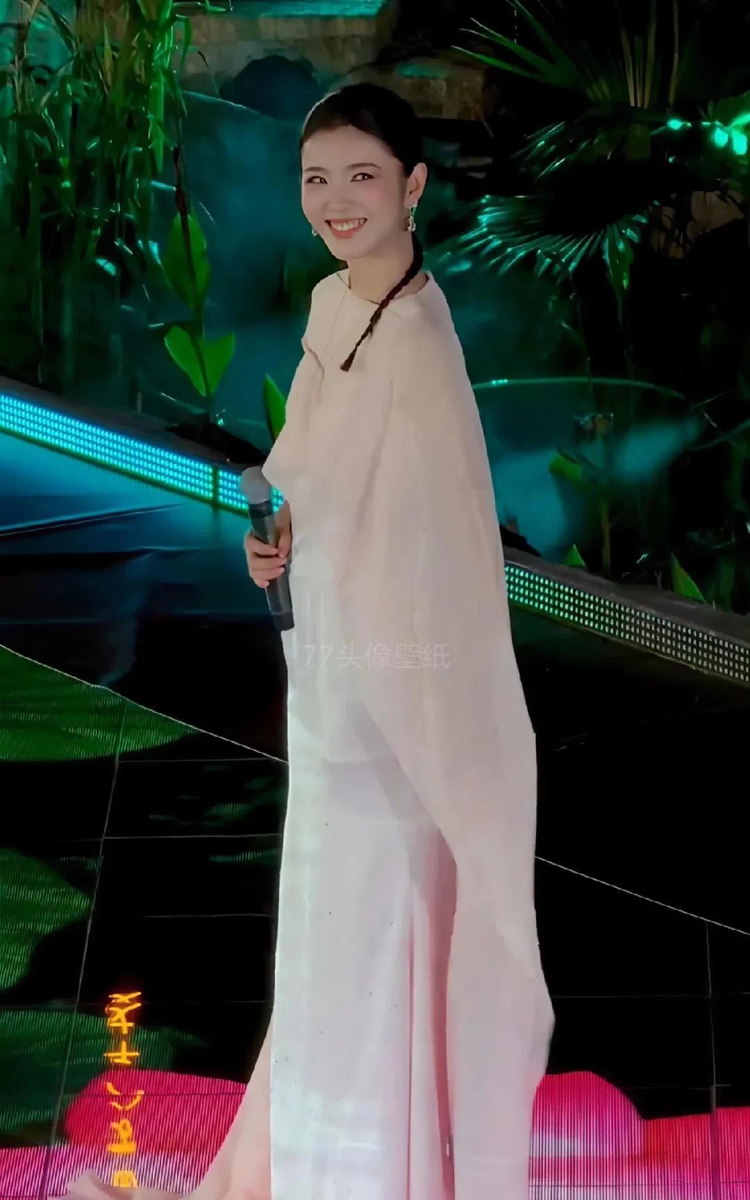 李云霄穿粉纱披肩配白裙，身材凹凸藏不住！浅笑挥手间，仙气与性感齐飞，这颜值身材直
