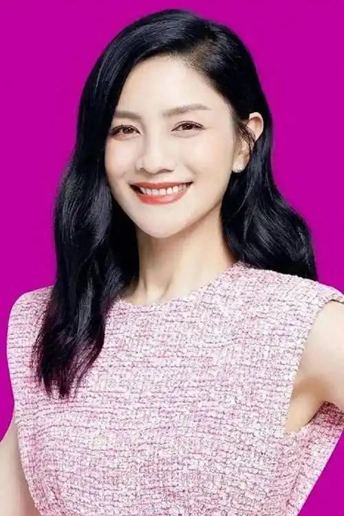 主持人月亮姐姐说：“当年上大学时，我是96届的，胡可姐是94届的，她那会特别有名