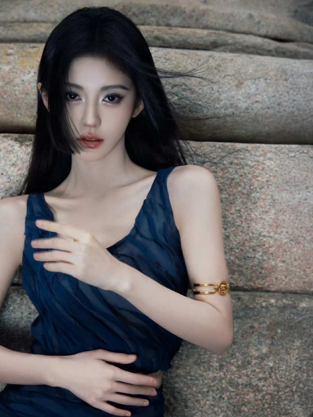 鞠婧祎幽蓝薄纱套装鞠婧祎时装周第二套，幽蓝薄纱套装好美！​​​