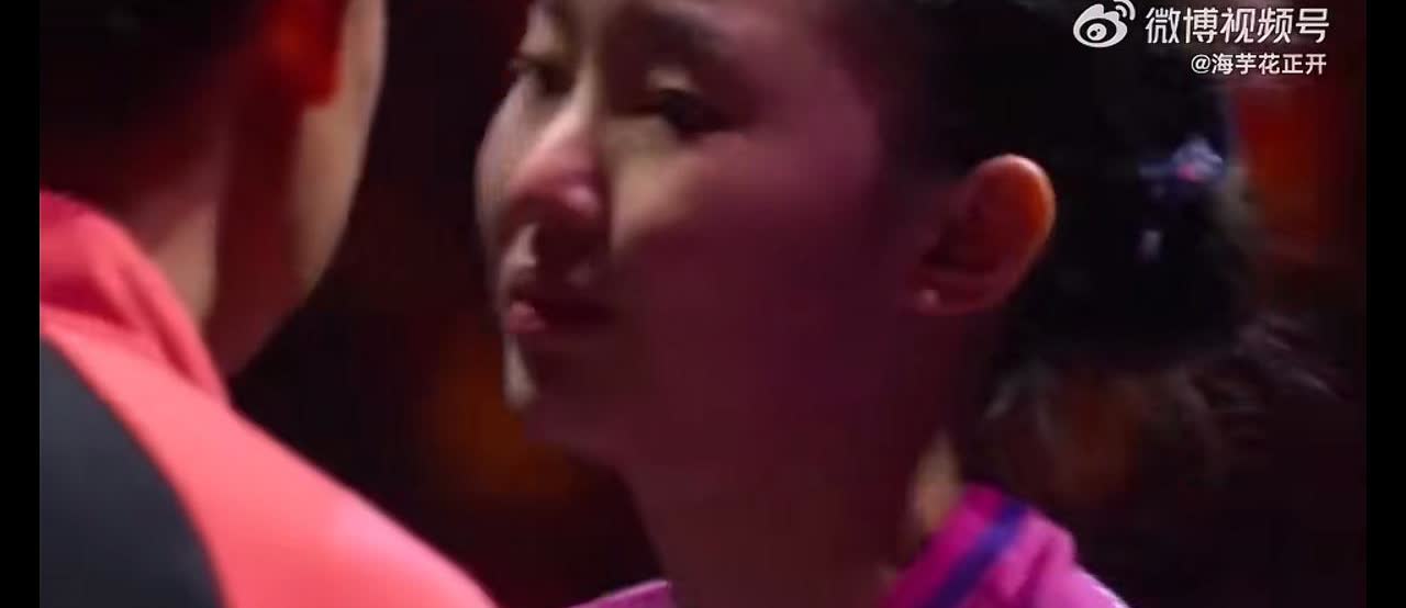 张本美和0-4王曼昱：赛后又忍不住哭了！张本美和对教练，也就是她的父
